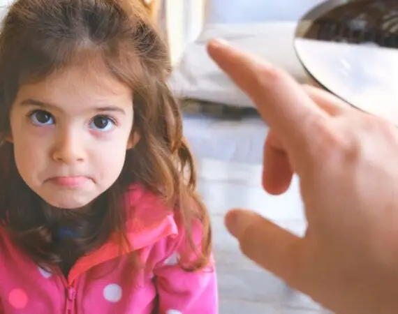Découvrez pourquoi les enfants mentent et apprenez 3 stratégies simples pour transformer ces moments en opportunités d'apprentissage.