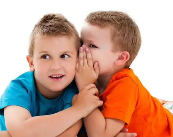 Ah, la relation entre frères et sœurs, ce terrain complexe où se jouent des alliances dignes des plus grandes stratégies politiques... et des conspirations qui feraient rougir les plus rusés. Mais, chers parents, saviez-vous que nos propres comportements peuvent, sans le vouloir, influencer ces dynamiques ? Pas de panique, personne n'est parfait, et on est tous passés par là ! Pourquoi ces alliances se forment-elles ? Parfois, sans même nous en rendre compte, nous traitons nos enfants différemment. Non pas par favoritisme, mais parce que chacun a des besoins uniques. Cependant, pour nos petits détectives en herbe, ces nuances peuvent être interprétées comme une inégalité flagrante. Résultat : ils s'unissent pour contrer "l'injustice parentale" (oui, ça inclut le fameux « C'est pas juste ! »). Mais bonne nouvelle : il est possible d'apaiser ces tensions, et même de transformer cette "conspiration" en une véritable alliance... pour la paix familiale. 3 clés pour renforcer l'harmonie (et limiter les conspirations secrètes) 1️⃣ Valorisez l'unicité de chaque enfant Expliquez que chaque membre de la famille est unique et que les besoins de l'un ne diminuent pas l'importance de l'autre. 💡 Astuce concrète : Prenez un moment hebdomadaire pour mettre en lumière les forces et qualités de chaque enfant autour d'un petit jeu ou rituel en famille. 2️⃣ Adoptez une communication transparente Exprimez clairement vos intentions et vos décisions. Quand un enfant perçoit une logique dans vos choix, il se sent moins tenté de rallier les troupes contre vous. 💡 Astuce concrète : Lorsqu'une décision peut sembler inégale, expliquez votre raisonnement. Par exemple : « Ton frère a ce jouet parce qu'il correspond à son âge, mais voici quelque chose qui est parfait pour toi. » 3️⃣ Encouragez les collaborations positives. L'énergie qui va dans les alliances stratégiques peut être redirigée vers des projets communs. Que ce soit pour ranger la maison ou préparer une surprise pour un autre membre de la famille, collaborez pour transformer ces alliances en moments de complicité. 💡 Astuce concrète : Mettez en place une mission "Super Team" avec des défis amusants à réaliser ensemble. Une réussite collective crée des souvenirs et renforce le lien fraternel. Conclusion Les alliances entre enfants ne sont pas forcément une mauvaise chose. Bien au contraire, elles révèlent leur capacité à collaborer et à s'entraider ! En tant que parent, notre rôle est de canaliser cette énergie vers des interactions constructives tout en assurant à chacun qu'il est vu, entendu, et aimé pour qui il est. Alors, prêt.e à transformer la conspiration en coopération ? 🎉